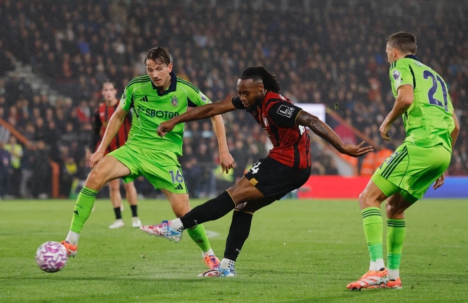 Semenyo sút bóng quyết liệt trong trận đấu cho Bournemouth.